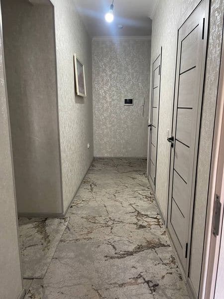 Yangi darxonda qizlar bilan sheriklikka kvartira bor 3 xonal